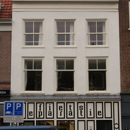 Pand met gepleisterde lijstgevel, beneden verbouwd