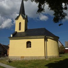 Kaple Panny Marie v Křemačově na návsi