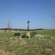 Kříž východně od Hojovic v poli