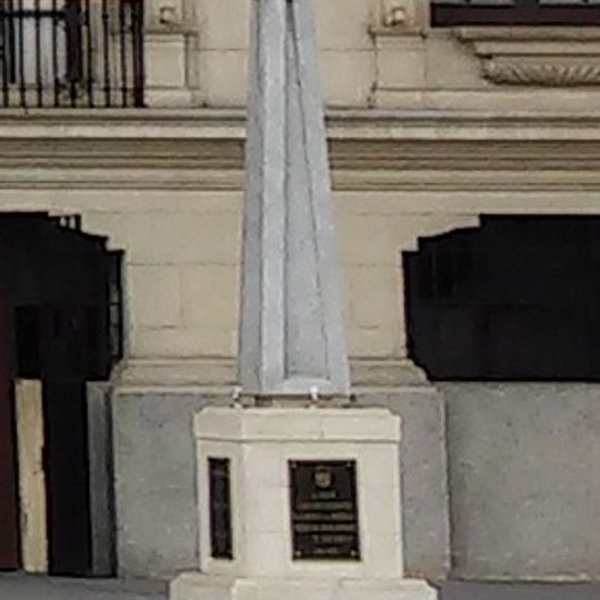 Obelisco a los defensores de la democracia
