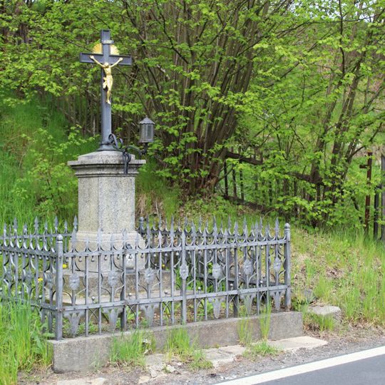 Kříž u silnice naproti domu ev. č. 69