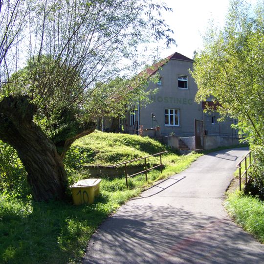 Most ulice K dobré vodě přes Dalejský potok pod zastávkou Praha-Holyně