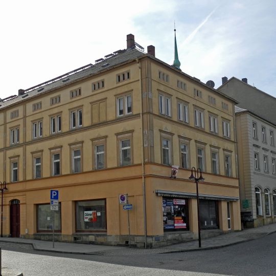 Wohnhaus in geschlossener Bebauung und Ecklage Lange Straße 2