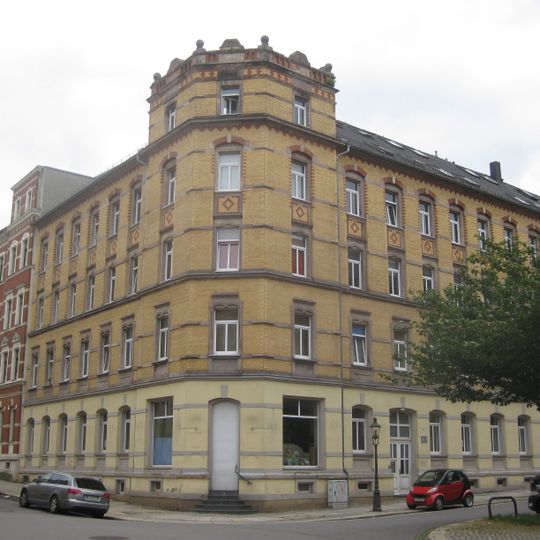 Mietshaus in geschlossener Bebauung in Ecklage Uhlandstraße 18