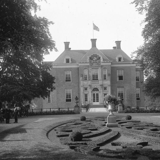 Landgoed Middachten: twee natuurstenen vazen