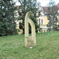 Kamenná plastika Zeměpoutník v zahradě rozhlasu v Ústí nad Labem