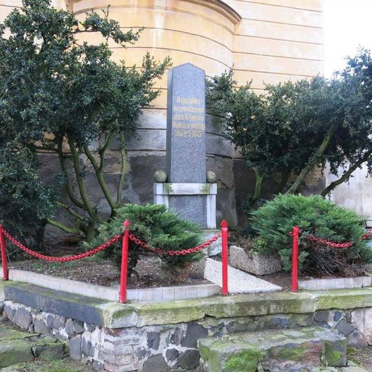 Pomník osvobození u kostela v Křemýži