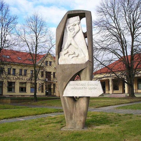 Plastika Partyzánská Cararra v Lidicích