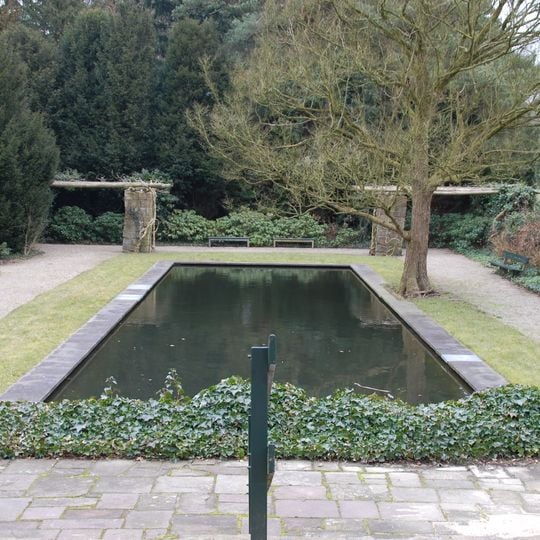 Tuinaanleg met een hekwerk op bakstenen plint van de openbare weg gescheiden