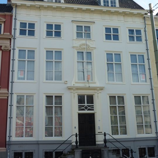 Lodewijk XIV gevel met hardstenen stoep en sober versierde ingangspartij - belangrijke interieurs in Lodewijk XIV-stijl; voormalig Museum Bredius