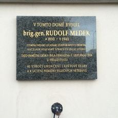 Pamětní deska Rudolfa Medka v ulici Nad Štolou na Letné