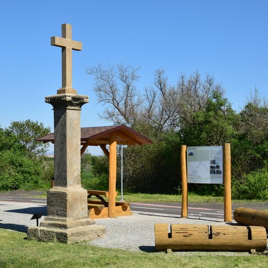 Boží muka u silnice jižně od Lažan