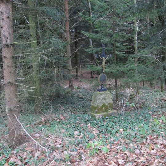 Kříž v lese severně od Býšova