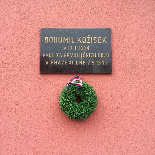 Pamětní deska Bohumila Kožíška na domě Koněvova 1702/130 na Žižkově