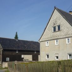 Wohnstallhaus, Stall und Scheune und Torsäulen eines Dreiseithofes Am Bühlbach 8