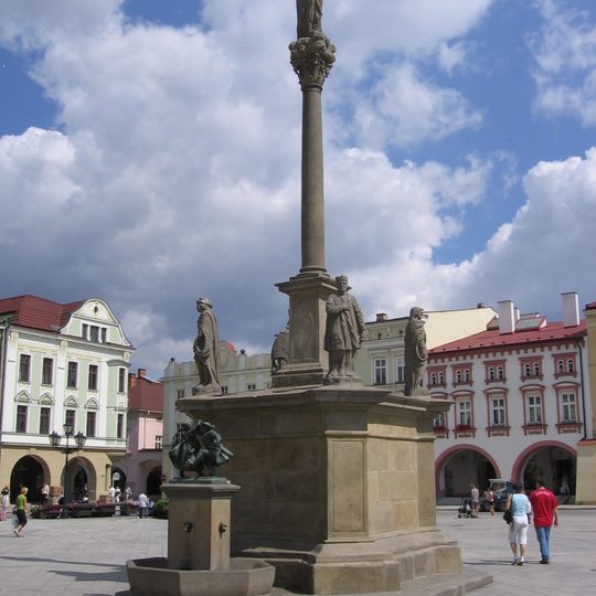 Sloup se sochou Panny Marie a kašnou