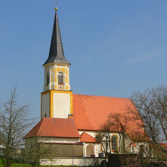 Katholische Kirche Katharina von Alexandrien mit Mauer
