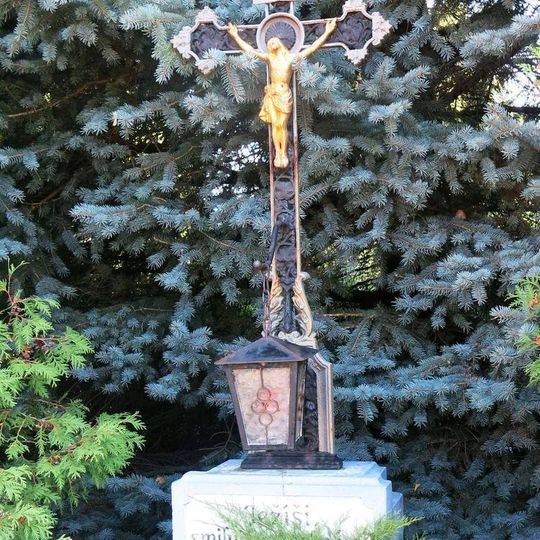 Kříž v zahradě domu Říční 1787 ve Varnsdorfu