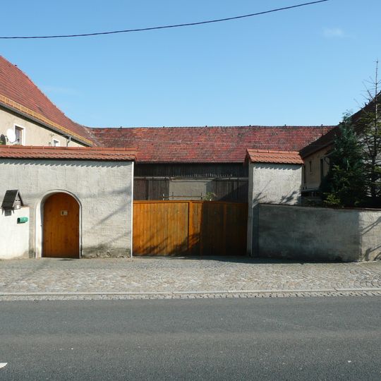 Hofmauer und Hofeinfahrt eines Bauernhofs Hauptstraße 19