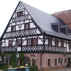 Posthalterei mit Nebengebäude (Remise), heute Wohnhaus mit Gaststätte und Volkskunstmuseum Friedrich-Engels-Straße 1