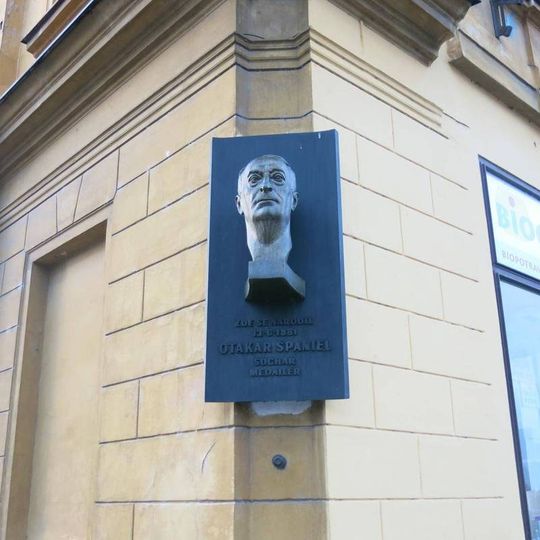 Pomník Otakara Španiela na náměstí Československé armády v Jaroměři