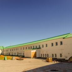 Южный келейный корпус со Святыми воротами, надвратной церковью Иоанна Предтечи и «поваренными вратами»