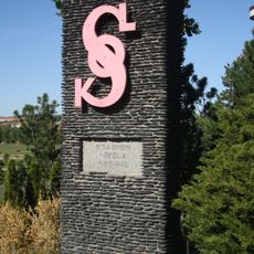 Sloup s logem Sokola