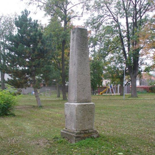 Památník v parku v ulici Za Školou v Plaňanech