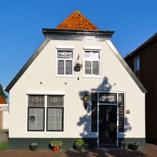 Pand onder zadeldak met wolfseind