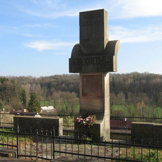 Pomník padlým v první světové válce ve středu Kropáčovy Vrutice