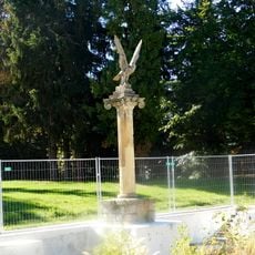 Sloup se sochou sokola na bývalém koupališti v Českém Brodu