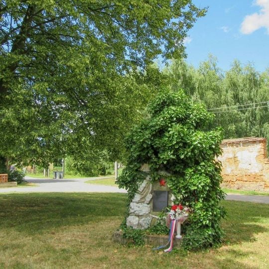 Pomník padlým v Hlivicích na návsi