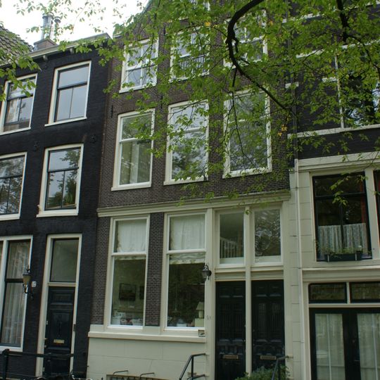 Pand met gevel onder klokvormige top met afdeklijst