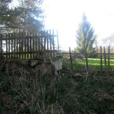 Kříž v plotě ve Vojtěšíně