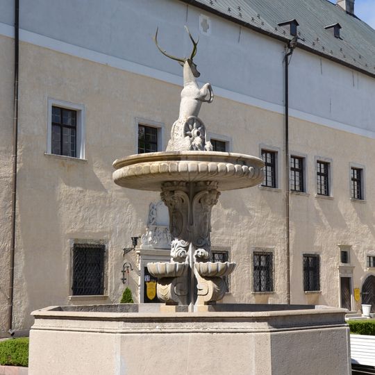 Hrad Červený Kameň, fontána