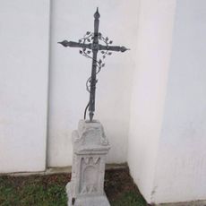 Kříž u kaple sv. Jana Nepomuckého ve Starých Břištích