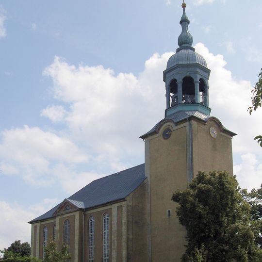 Kirche mit Ausstattung, Kirchhof mit Einfriedungsmauer und Kirchhofstor, Denkmal für die Gefallenen des Ersten Weltkrieges, Gedenkstein für die Opfer des Zweiten Weltkrieges und Aufbahrungshäuschen Gränitzer Straße -