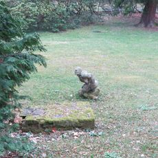 Socha klečícího muže v lázeňském parku v Konstantinových Lázních