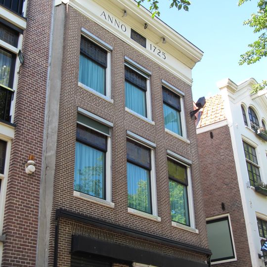 Pand met gevel onder rechte lijst