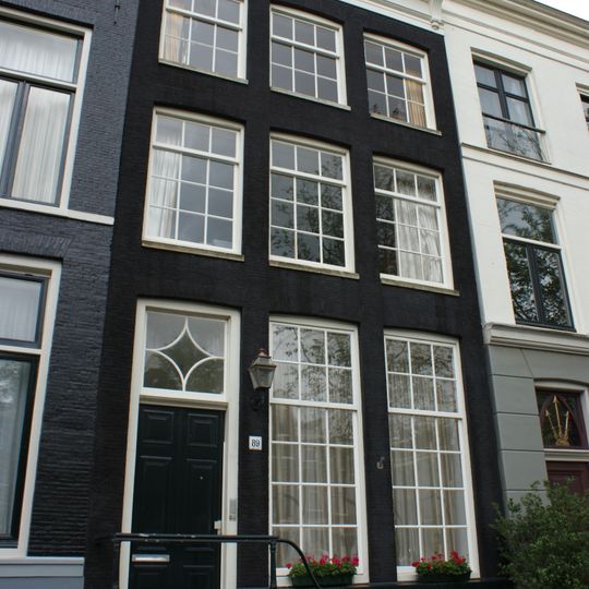 Pand met gevel onder rechte lijst met consoles