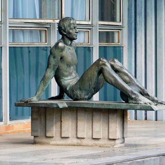 Socha fotbalisty ve sportovním centru v Nymburku