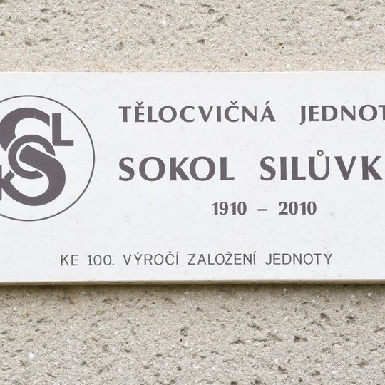 Pamětní deska stého výročí Sokola v Silůvkách
