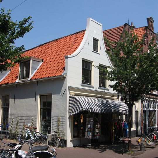 Hoekpand Cellebroerstraat met eenvoudige, gepleisterde tuitgevel