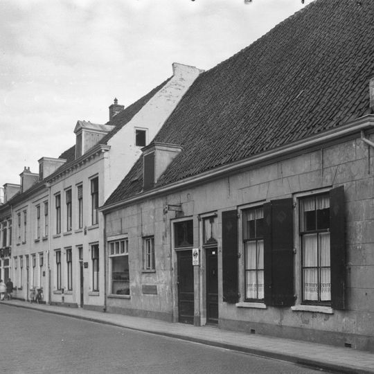 Laag breed woonhuis met topgevel aan smalle zijde