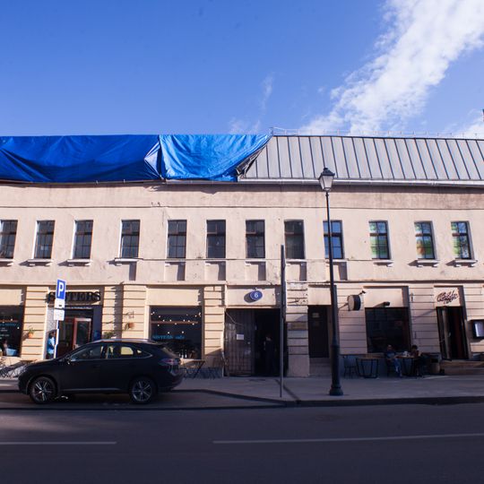 Жилой дом с лавками