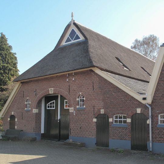 Boerderij met aangebouwde schuren