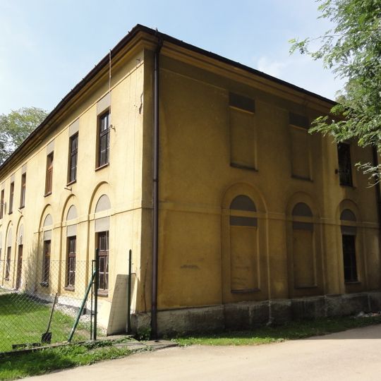 Budynek bramny przy pałacu w Jaworzu