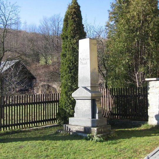 Pomník padlým v první světové válce u silnice poblíž prodejny v Hejnově