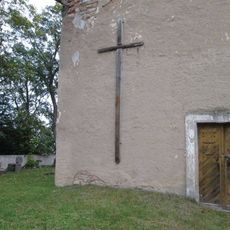 Kříž u kostela ve Chlumu