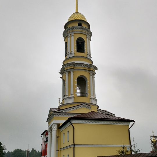 Колокольня с западным и восточным флигелями